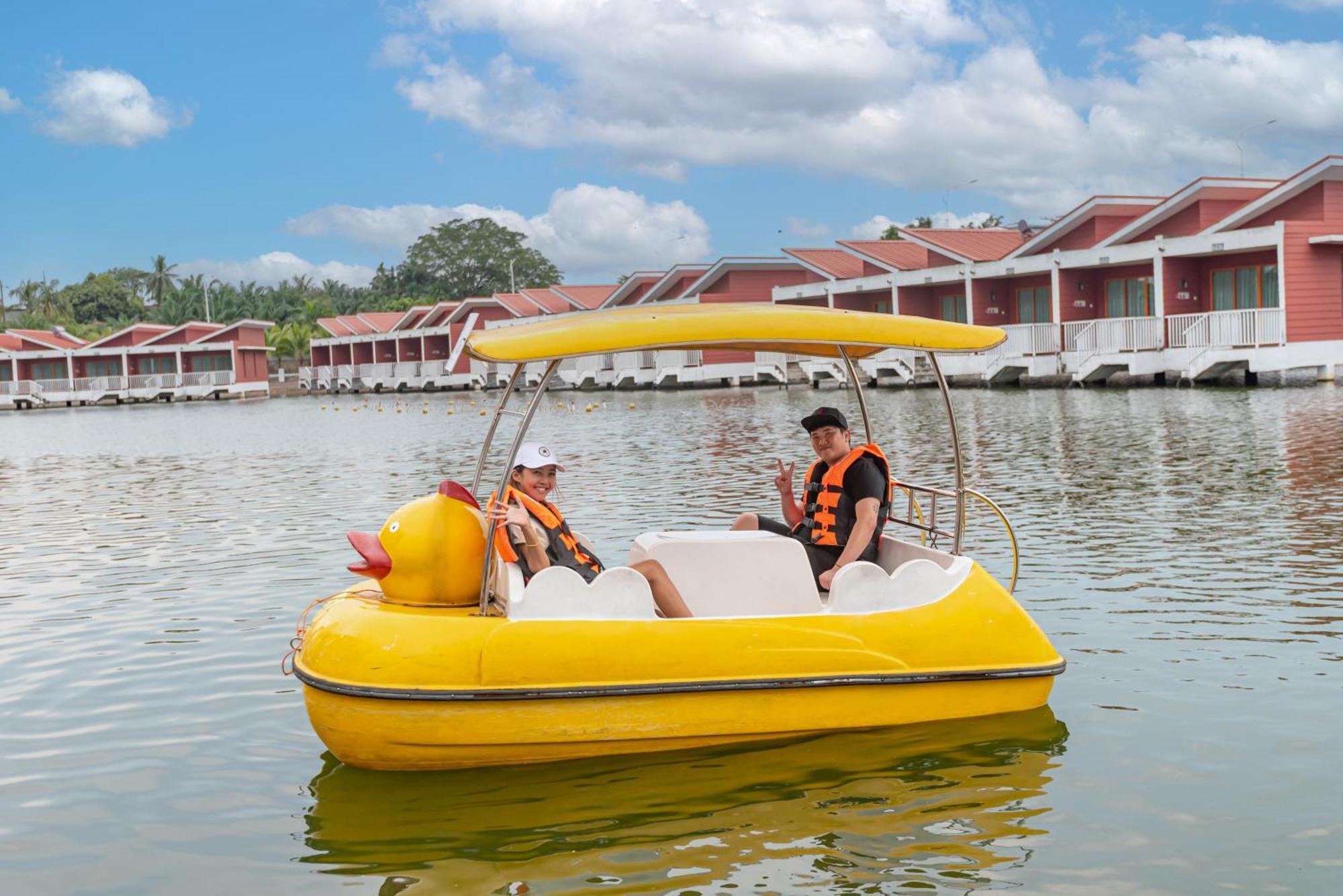 Tasik Villa International Resort Port Dickson Exterior foto A pedal boat in Vietnam