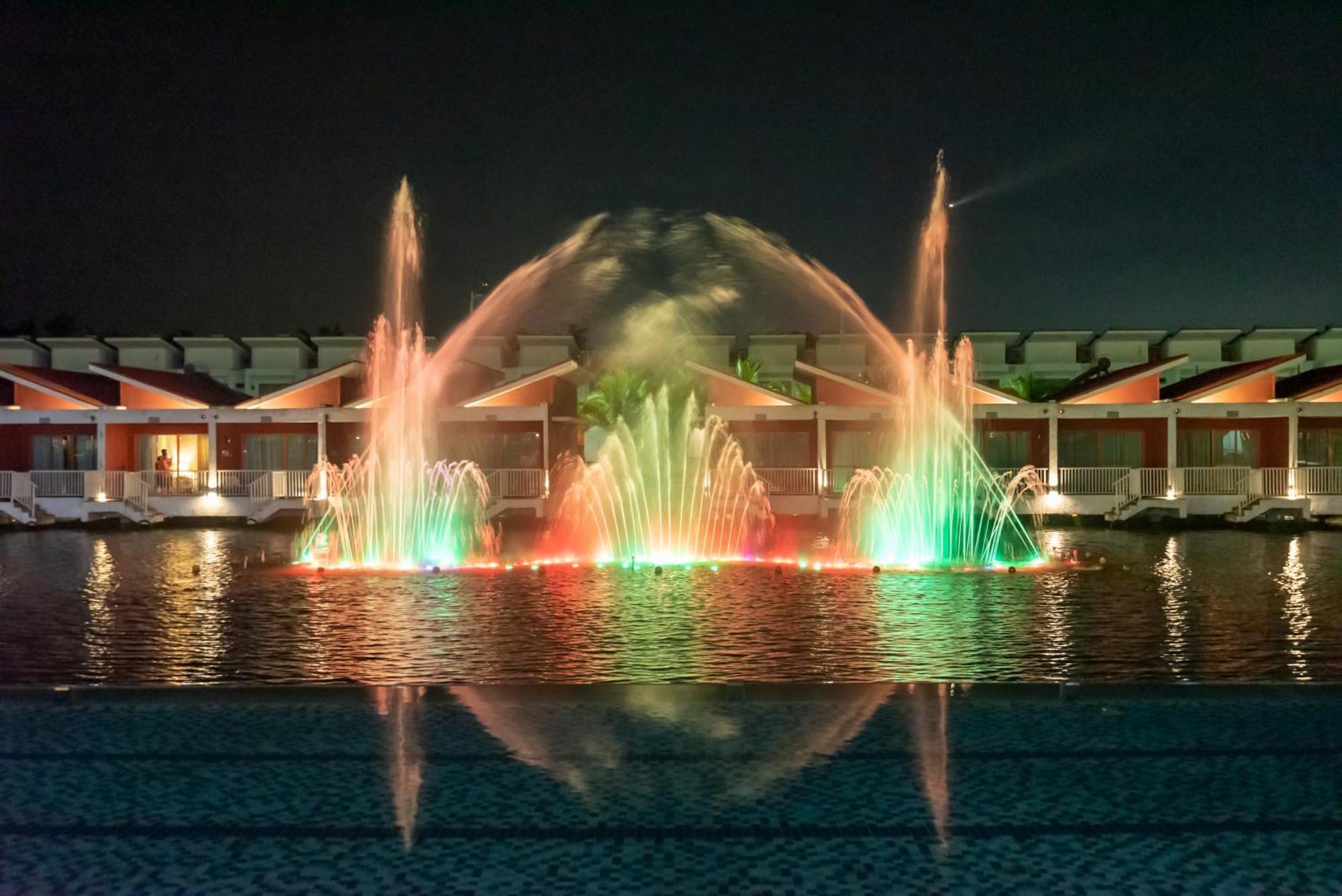 Tasik Villa International Resort Port Dickson Exterior foto Fountains at the resort