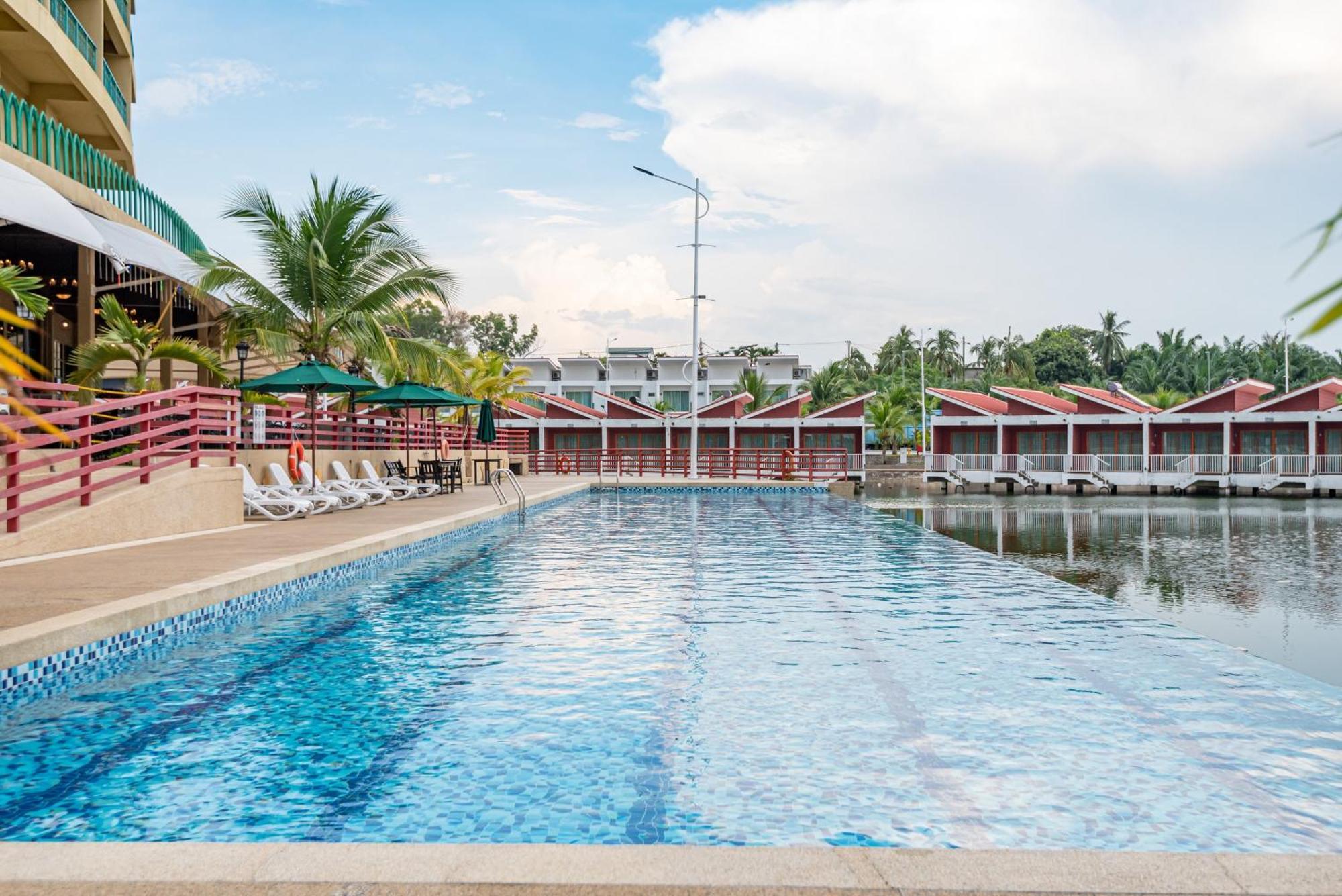 Tasik Villa International Resort Port Dickson Exterior foto The pool at the resort