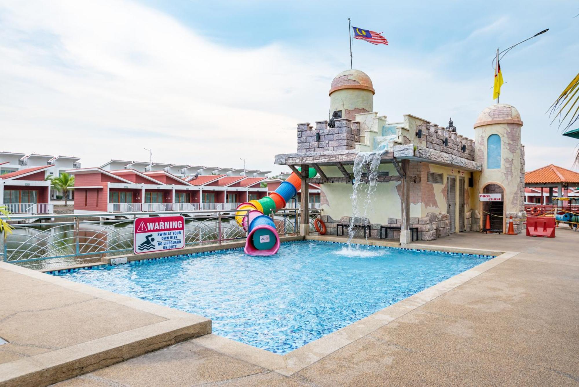 Tasik Villa International Resort Port Dickson Exterior foto The swimming pool at the resort